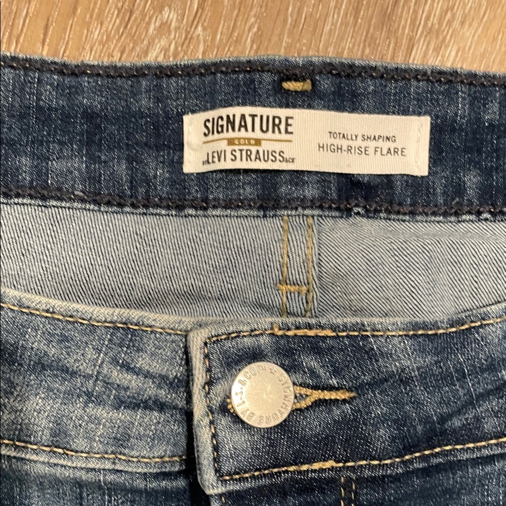 Signature Cold Levi Strauss Totally Shaping High-Rise Flare Jeans - Picture 3 of 6